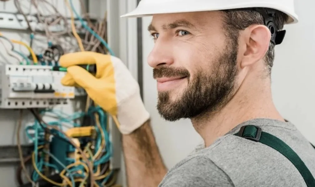 Elettricista al lavoro