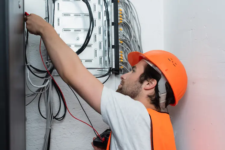 Elettricista al lavoro in Lombardia