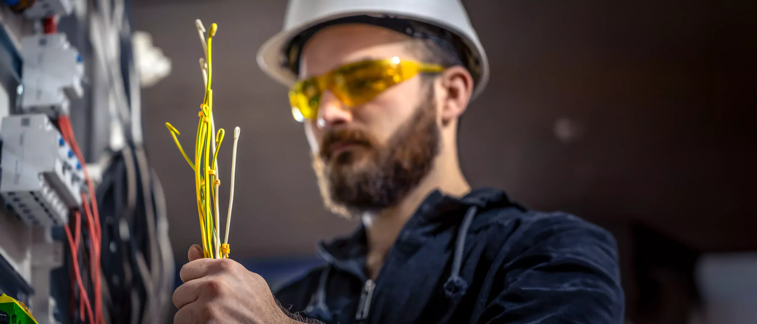 Elettricista al lavoro in Lombardia